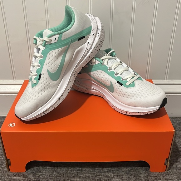 Nike Air Winflo 10 FN7106-100 Womens White/Emerald Rise Black Running Shoes Sz 6 - Picture 8 of 11